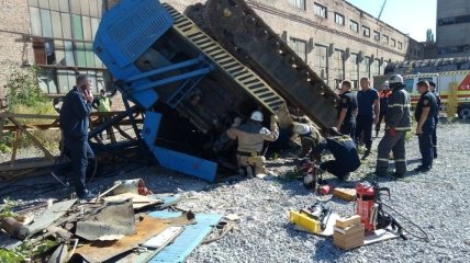 В Харькове перевернулся кран: водителя пришлось вытягивать спасателям
