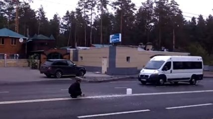 В России мужчина попытался разрубить двойную сплошную топором (Видео)