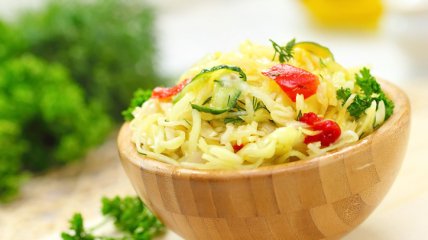 Салат из квашеной капусты с огурцами