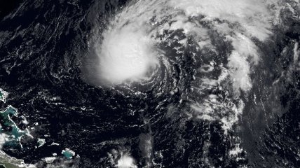 Тропический шторм "Фэй" усилился до урагана