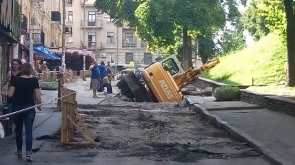 В центре Киева провалился экскаватор