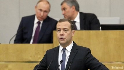 Медведев начал премьерство с поднятия пенсионного возраста