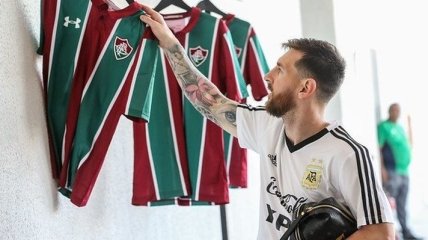 Бразильский клуб подарил Месси и футболистам сборной Аргентины футболки