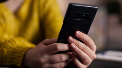 Сучасні смартфони можуть заряджати один одного