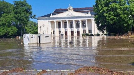 Новая Каховка уходит под воду - здание городского совета