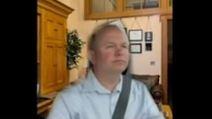Политик использовал популярный лайфхак для онлайн-совещаний за рулем, но тот не сработал (видео)