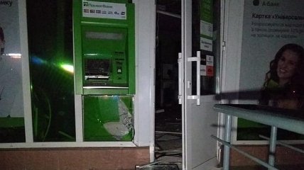 В Киеве неизвестные путем подрыва пытались получить деньги из банкомата (Фото)