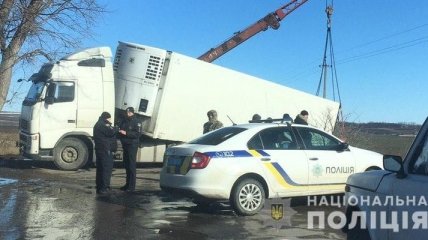 В Черновицкой области спасатели вытаскивали водителя грузовика, который попал в кювет