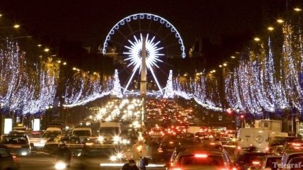 В Париже включат рождественскую иллюминацию