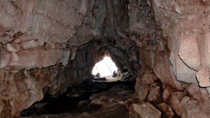 В Китае нашли таинственную пещеру с древними рисунками