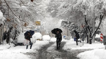 Тегеран замело: закрыты аэропорты и школы 