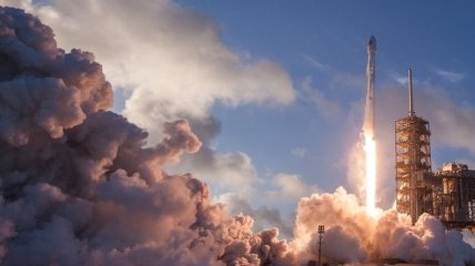 SpaceX снова перенесла запуск своих спутников в космос 