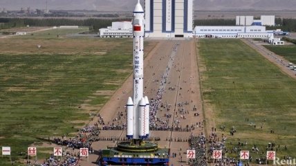 Китай запустил пилотируемый космический корабль "Шэньчжоу-10"