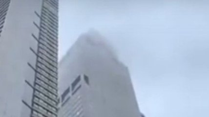 В центре Нью-Йорка вертолет врезался в небоскреб: видео с места происшествия