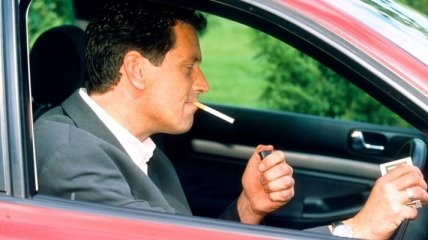 У аргентинских водителей будут отбирать права за курение
