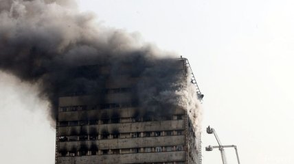В Тегеране загорелся и обрушился 17-этажный дом