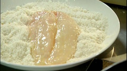 Куриные эскалопы с помидорами и моцареллой