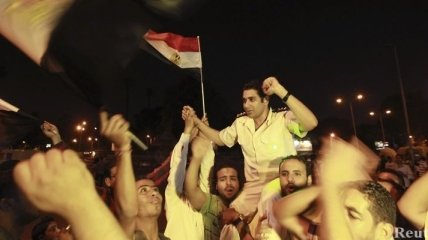 Египтяне ликуют, танцуют и носят полицейских и солдат на руках