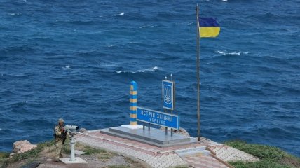 Український острів Зміїний у Чорному морі