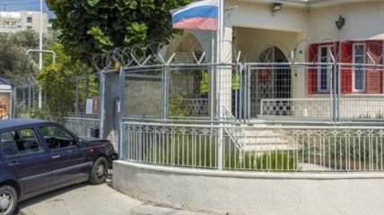На Кипре мужчина врезался на авто во врата российского консульства 