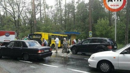 В Киеве легковушка въехала в маршрутку, много пострадавших