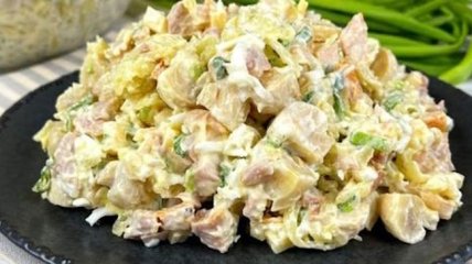 Салат с копченой курицей и кукурузой — рецепт с фото