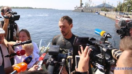 Почти 1000 км по Днепру: Романишин закончил рекордный заплыв (Видео)