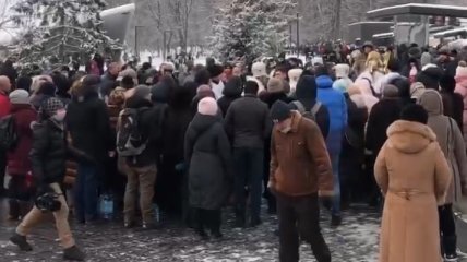 В Харькове на Крещение устроили огромное столпотворение за водой: видео ажиотажа