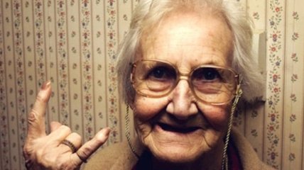 Видео дня: забавная бабушка неожиданно разыграла своего дедушку