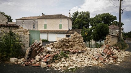 Сильное землетрясение во Франции: есть пострадавшие, разрушены жилые дома, школы и церкви