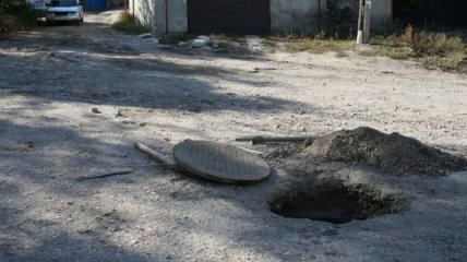В Донецке появились именные канализационные люки