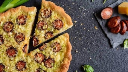 Рецепт дня: закусочный пирог с сосисками, сыром и зеленым луком