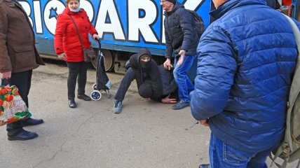В Одессе дебошир забрызгал газом пенсионера в трамвае (фото)