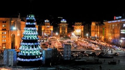 На главной площади страны началась установка новогодней елки
