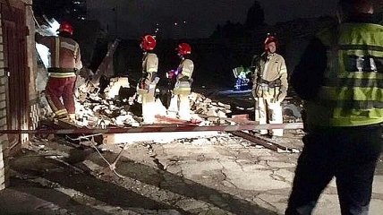 В Киеве обрушились гаражи: обвал уничтожил несколько авто