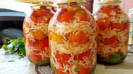 Мариновані помідори з капустою