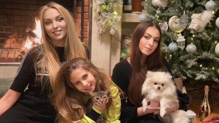 "Поцелуйте и вы своих дочерей!": Оля Полякова мило поздравила своих девочек с праздником 