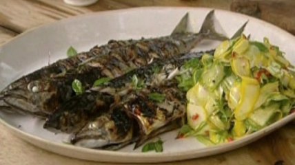 Макрель с салатом из сырых кабачков