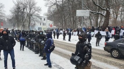 Журналисты закрытых Зеленским каналов "112 Украина", NewsOne и ZIK проводят акцию протеста против ограничения свободы слова в стране