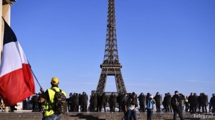"Отметить" полгода протестов во Франции вышли меньше трех тысяч "желтых жилетов"