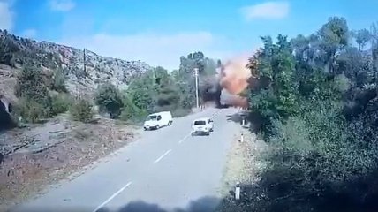 Азербайджан нанес "хирургический" удар по мосту между Арменией и Нагорным Карабахом (Видео)