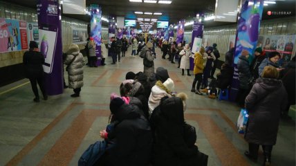 Кияни ховаються від ракет на станції метро