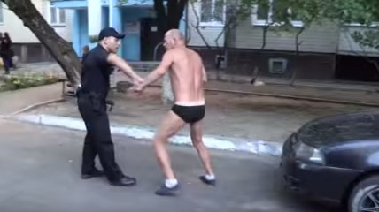 В Киеве полуголый мужчина напал на полицейских (Видео)