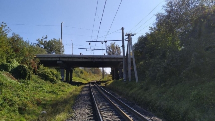 Мост на улице Княгини Ольги под которым мужчину сбил поезд