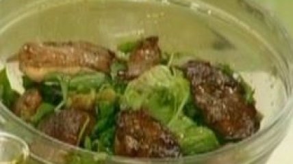 Салат из кроличьих потрохов с зеленым яблоком