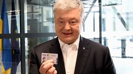 Порошенко вступил в партию "Европейская солидарность" и получил членский билет
