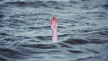 На Дніпропетровщині рятувальники дістали з водойми тіло втопленика