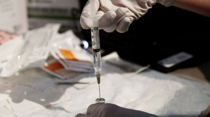 В ЕС одобрили применение первой вакцины от коронавируса: ее цена составит 15,5 евро за дозу