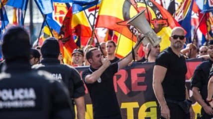 Испанские ультрас устроили разборку перед матчем Барселоны (Видео)
