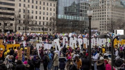 В Вашингтоне тысячи женщин вышли на протест против Трампа